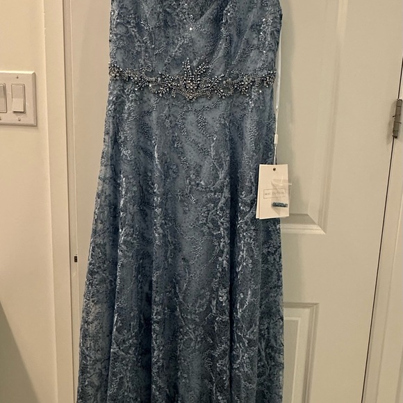 Elegant Blue Lace Evening Gown - Picture 4 of 6